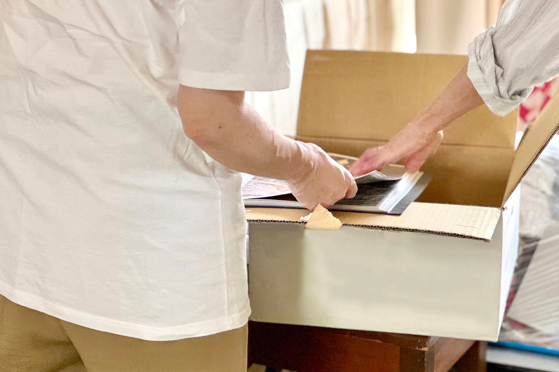 生前整理で持ち主とスタッフが品物を丁寧に確認しながら整理を進める場面