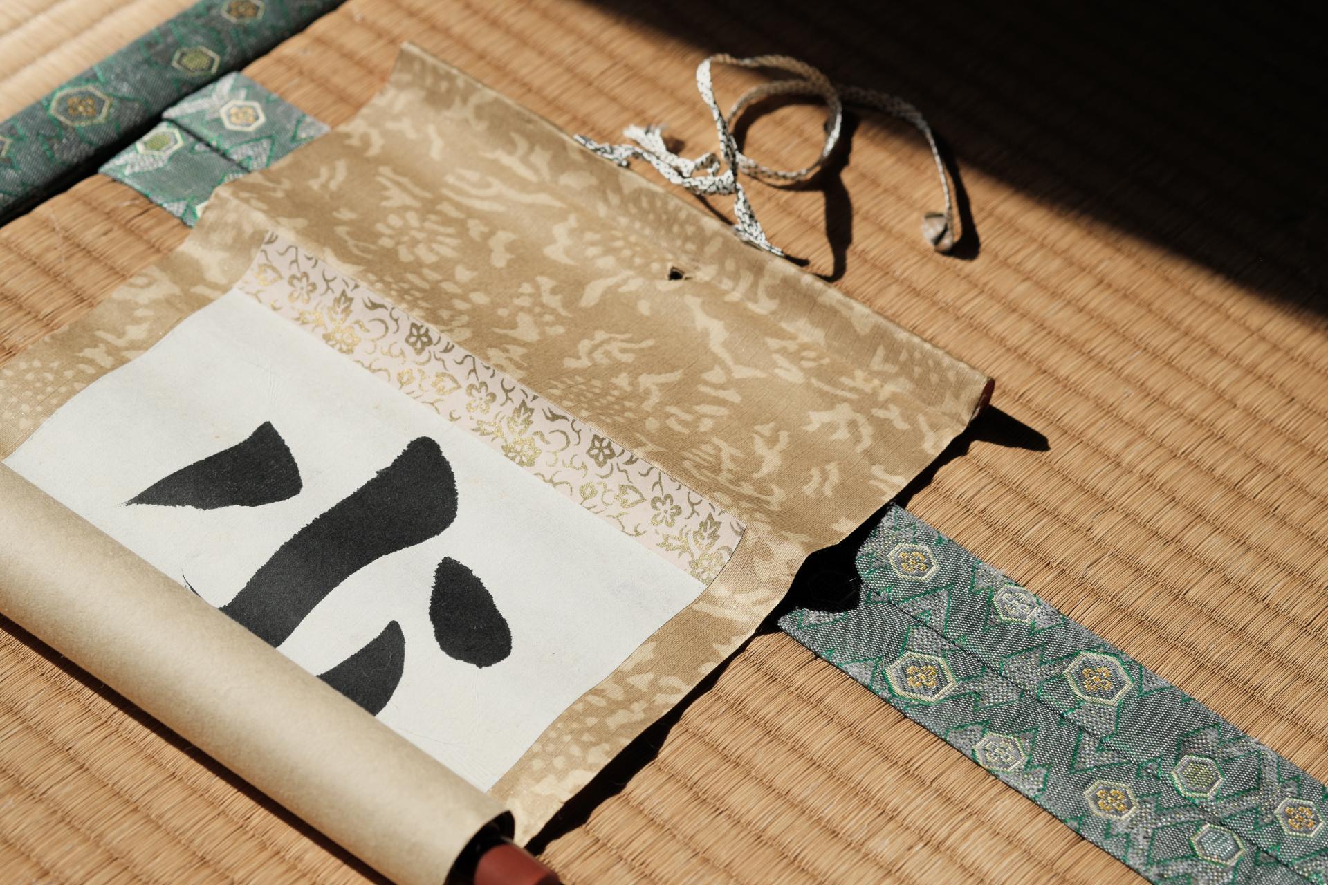 掛け軸の骨董品を査定するために広げた状態の品物